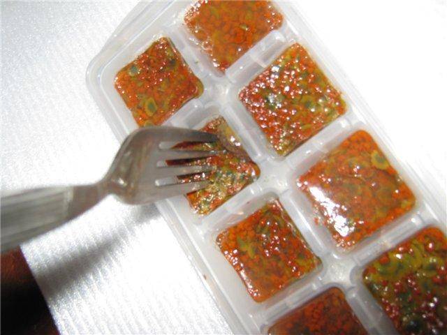 Как, чем и сколько кормить золотых рыбок?